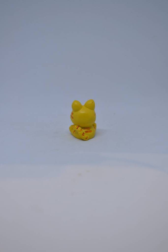 Petit chaton jaune figurine de baptême le festival de la dragée
